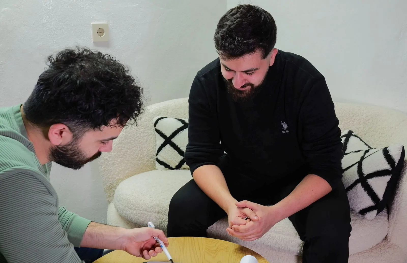Remzi Kandis im Beratungsgespräch mit einem Kunden bei K.B.EAUTY